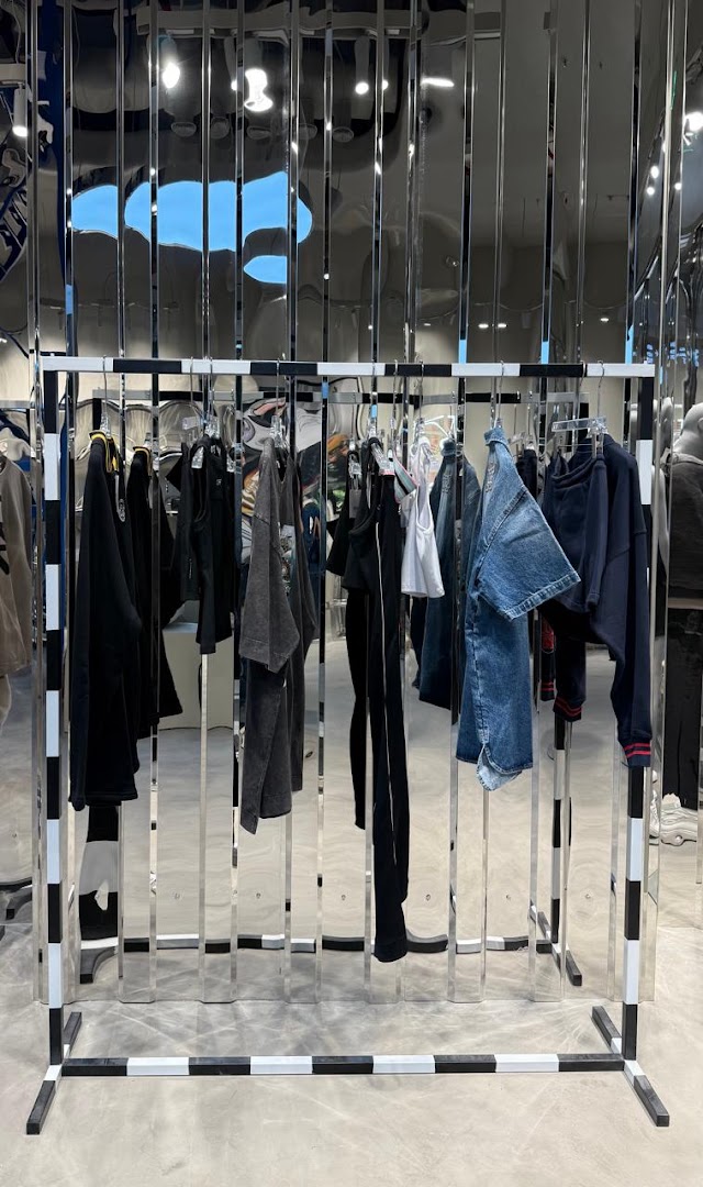 Off-White Bengaluru: clear display of shop products