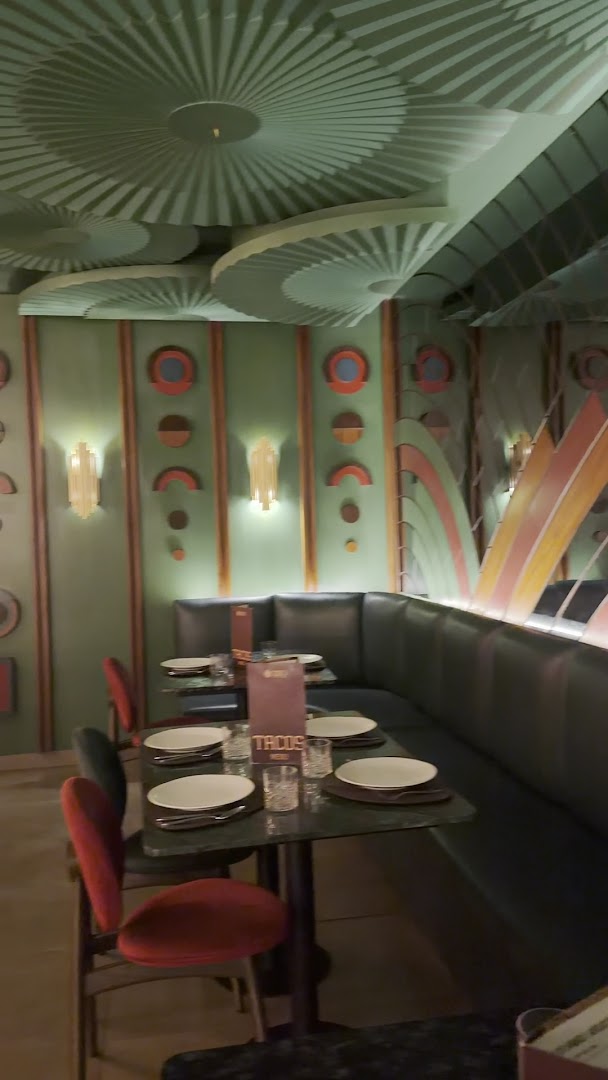 Riko: attractive restaurant interior atmosphere