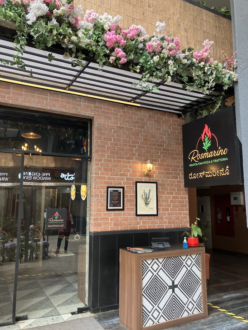Rosmarino: attractive and clear restaurant exterior