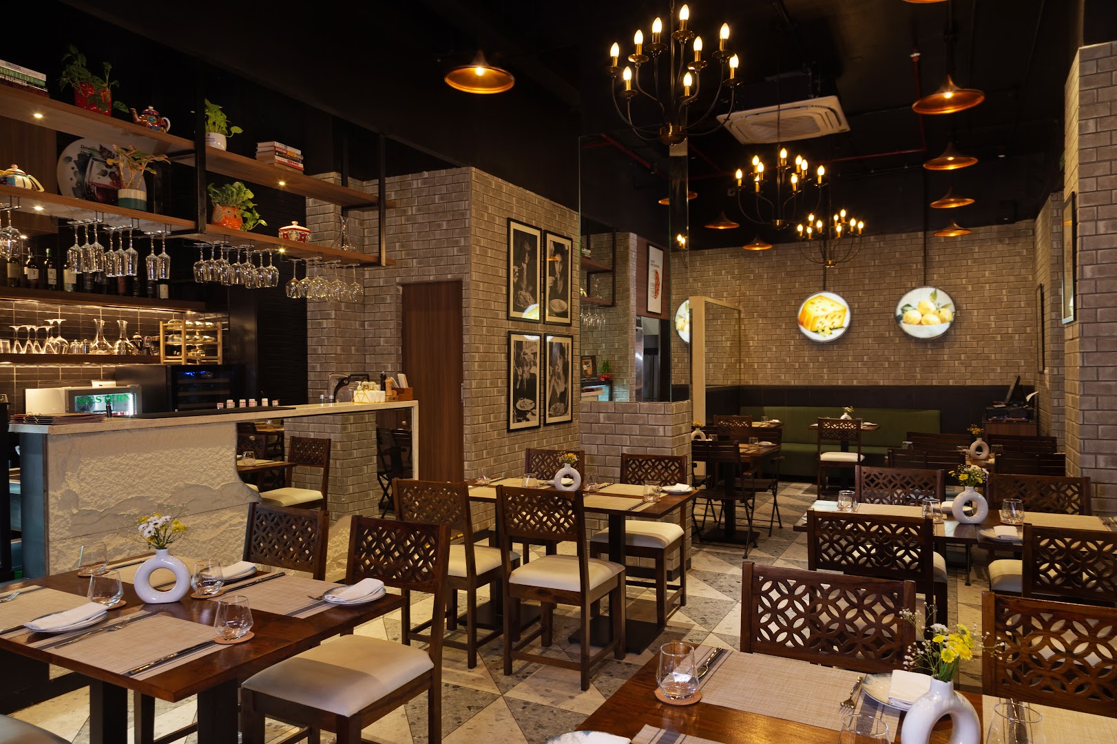Rosmarino: professional interior shot of restaurant