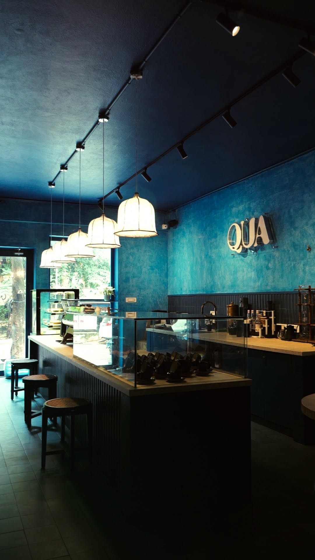 Qua: professional interior shot of venue