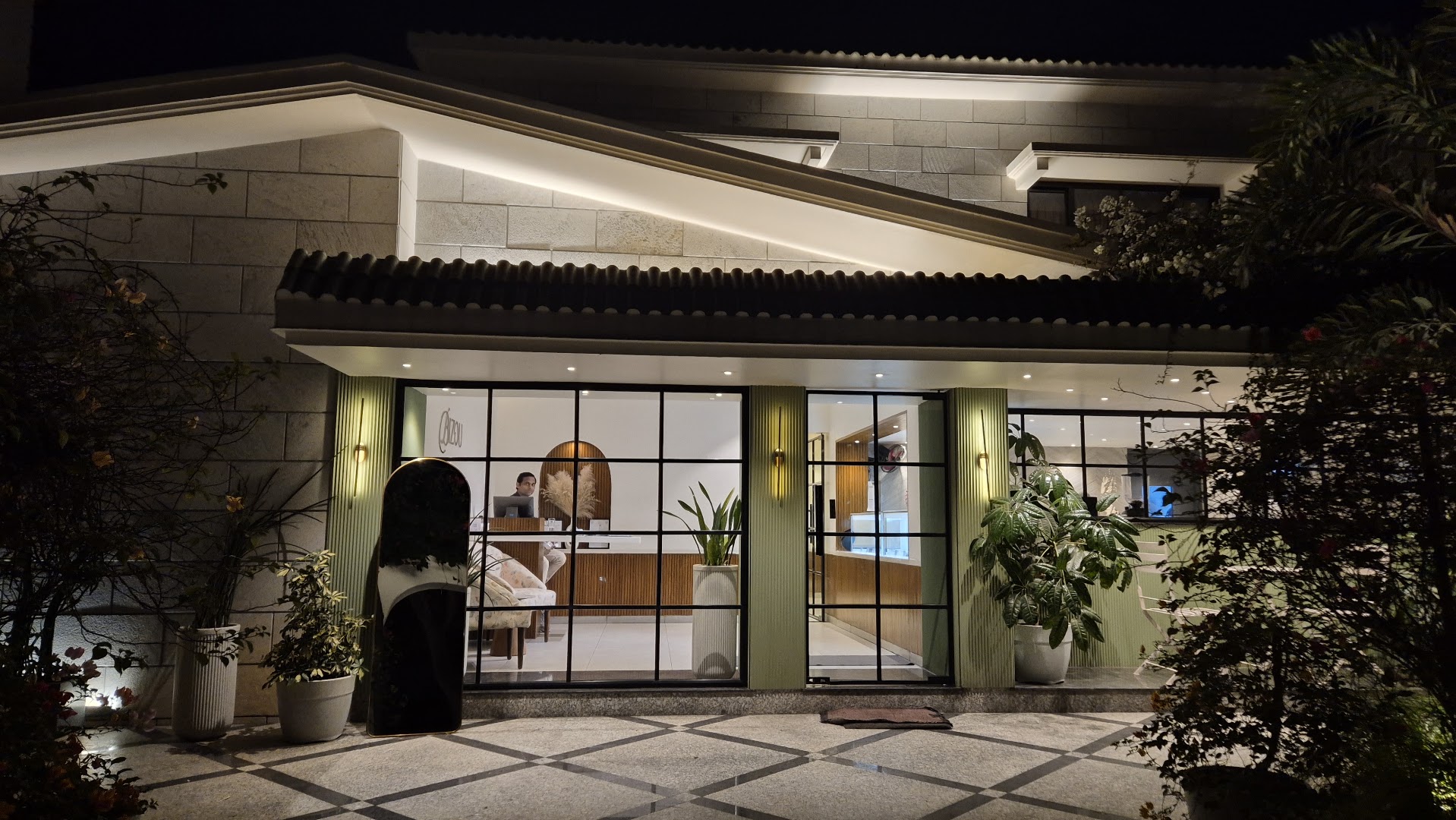 Bizou Cafe & Grill: attractive exterior night shot