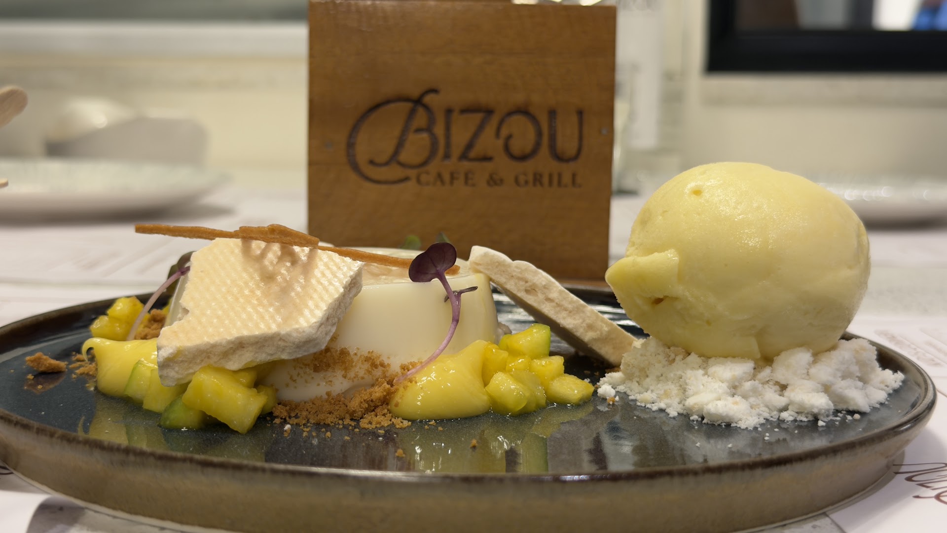 Bizou Cafe & Grill: appetizing food with clear branding