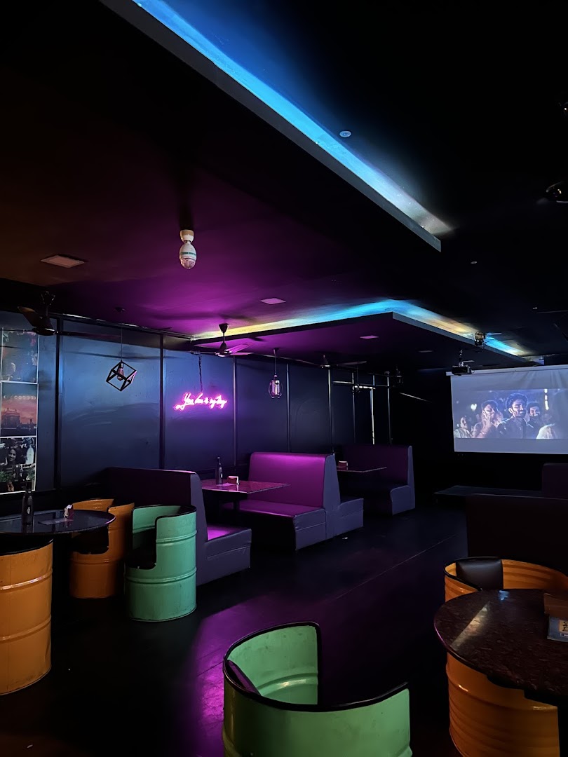 Cafe Retroo: venue interior and atmosphere