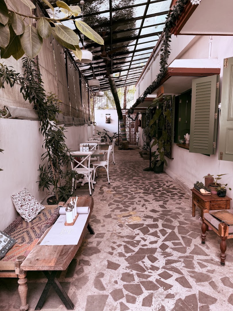 FD Cafe: inviting and well-composed venue atmosphere