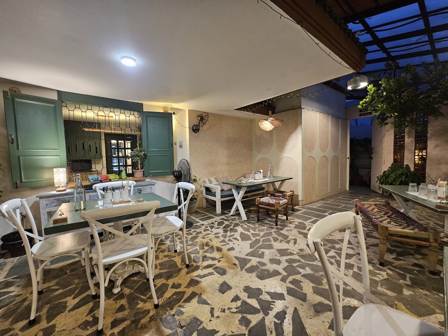 FD Cafe: inviting and clear venue atmosphere