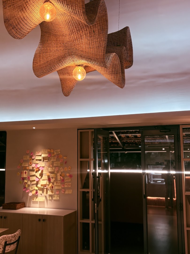 Harusaki Coffee: attractive interior with warm lighting