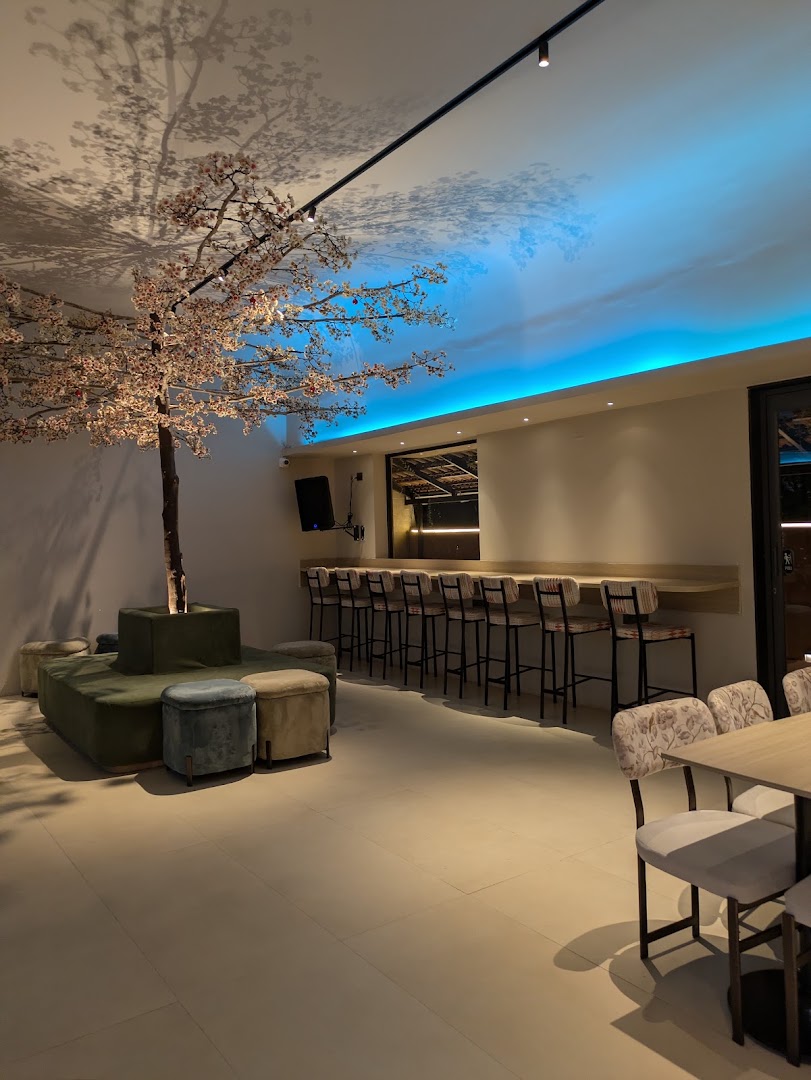 Harusaki Coffee: attractive interior with nice lighting