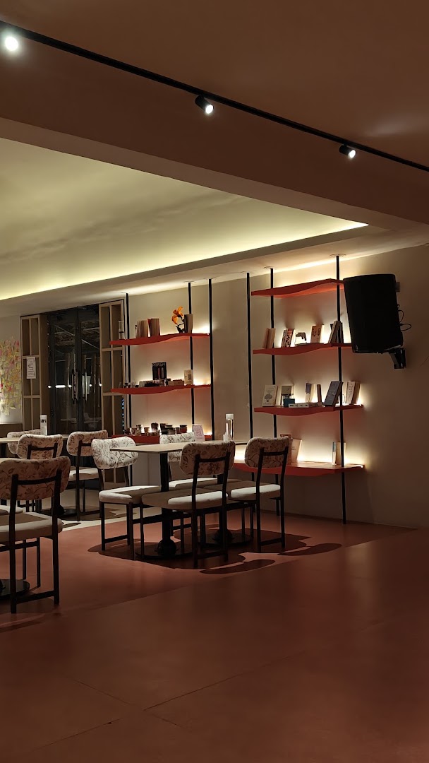 Harusaki Coffee: inviting and professional interior shot
