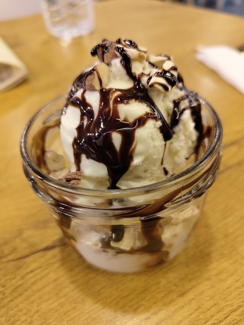 L'affinage: appetizing photo of served dessert