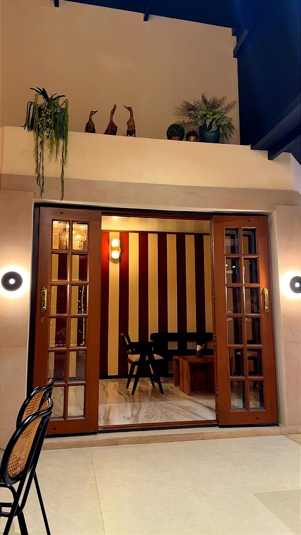 Mo'joe House: inviting and professional interior shot