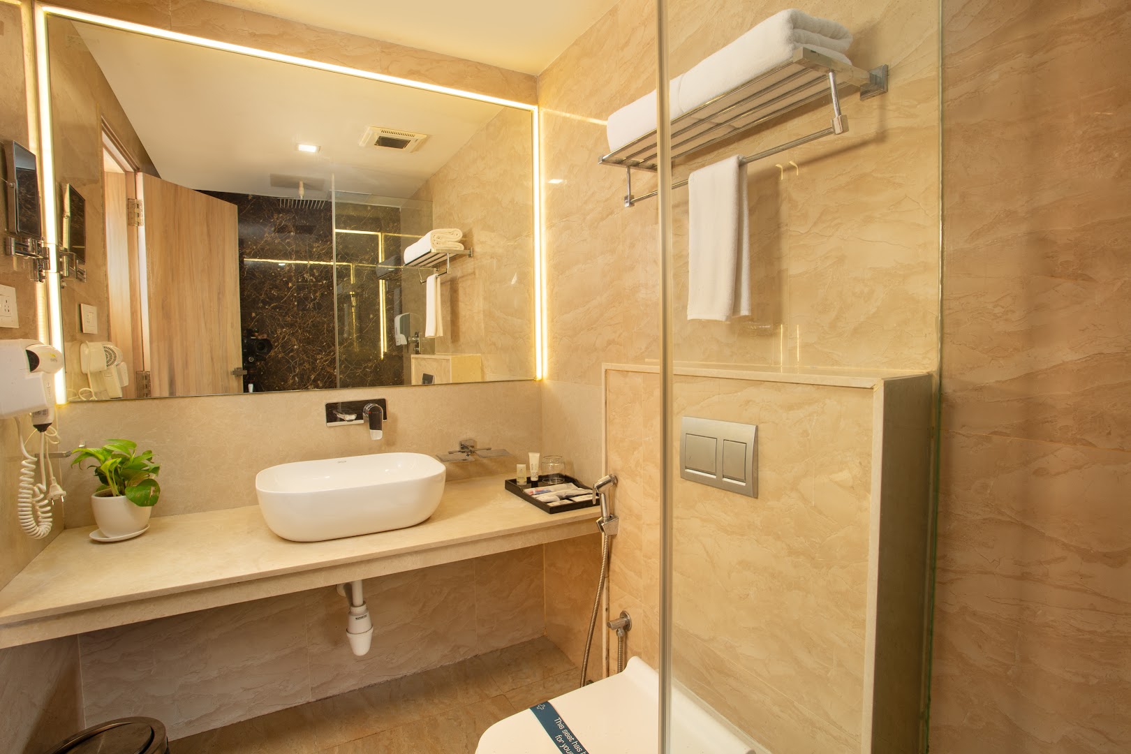 TGI SPS Grand: professional hotel bathroom photo