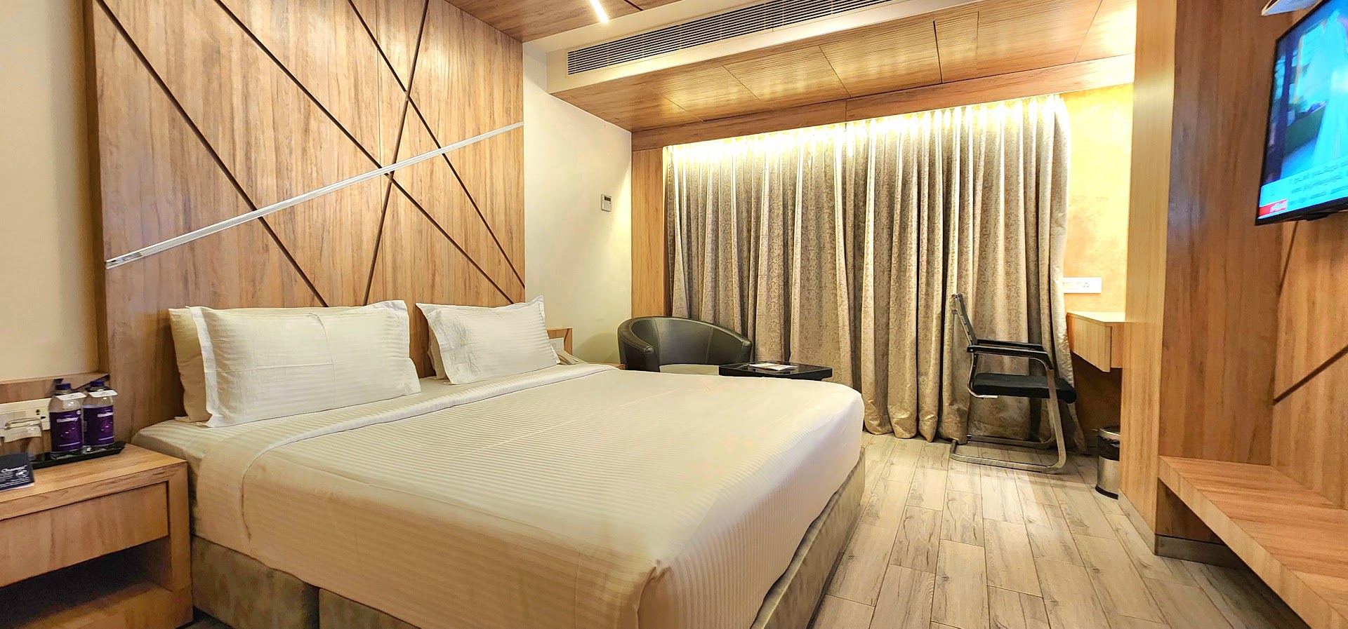 TGI SPS Grand: clean professional hotel room photo