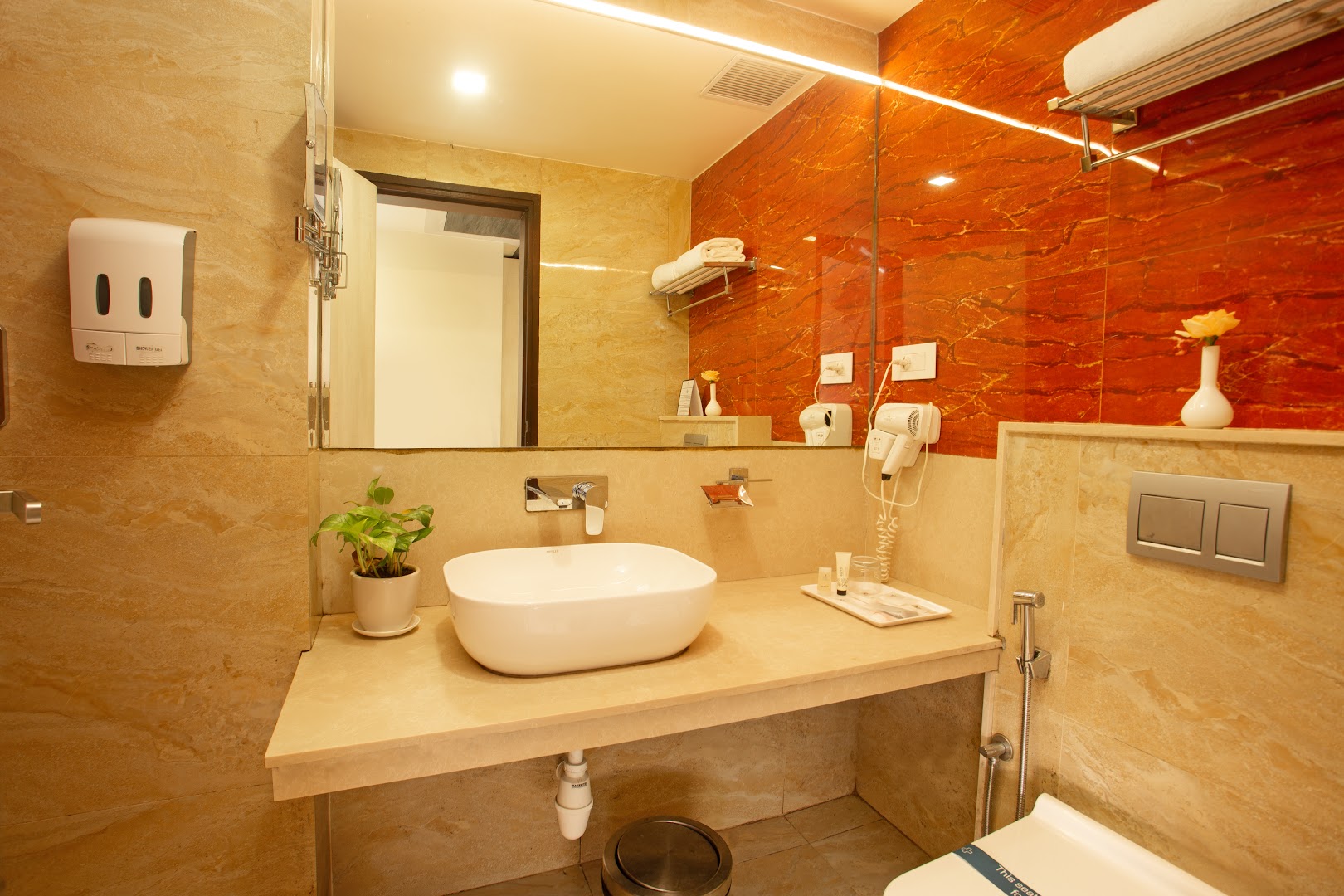 TGI SPS Grand: clean and professional hotel bathroom
