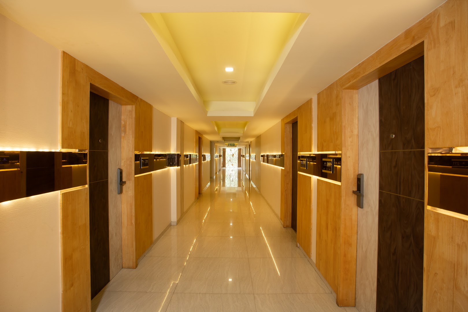 TGI SPS Grand: professional hotel hallway interior shot