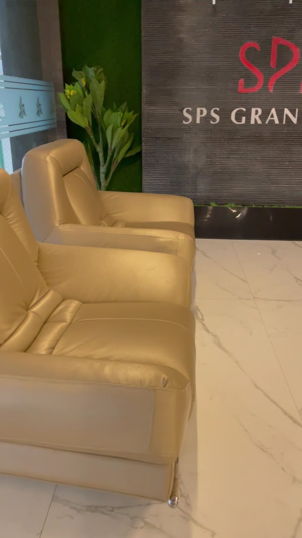 TGI SPS Grand: clear photo of hotel lobby