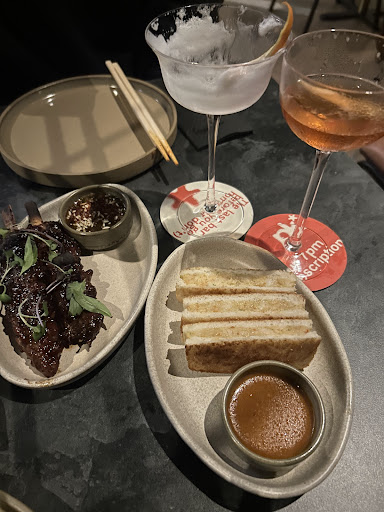 Bar Painkiller: appetizing food and drink presentation