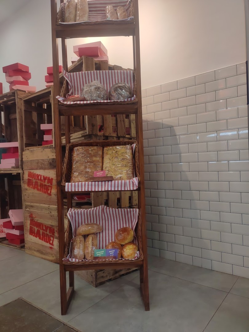 Brooklyn Bardez: displays fresh bakery products clearly