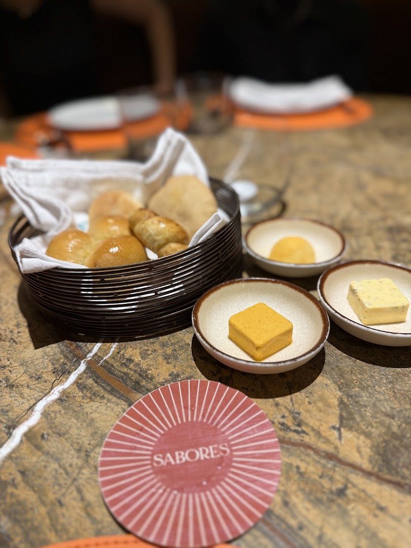 Sabores: appetizing food presentation and clear branding