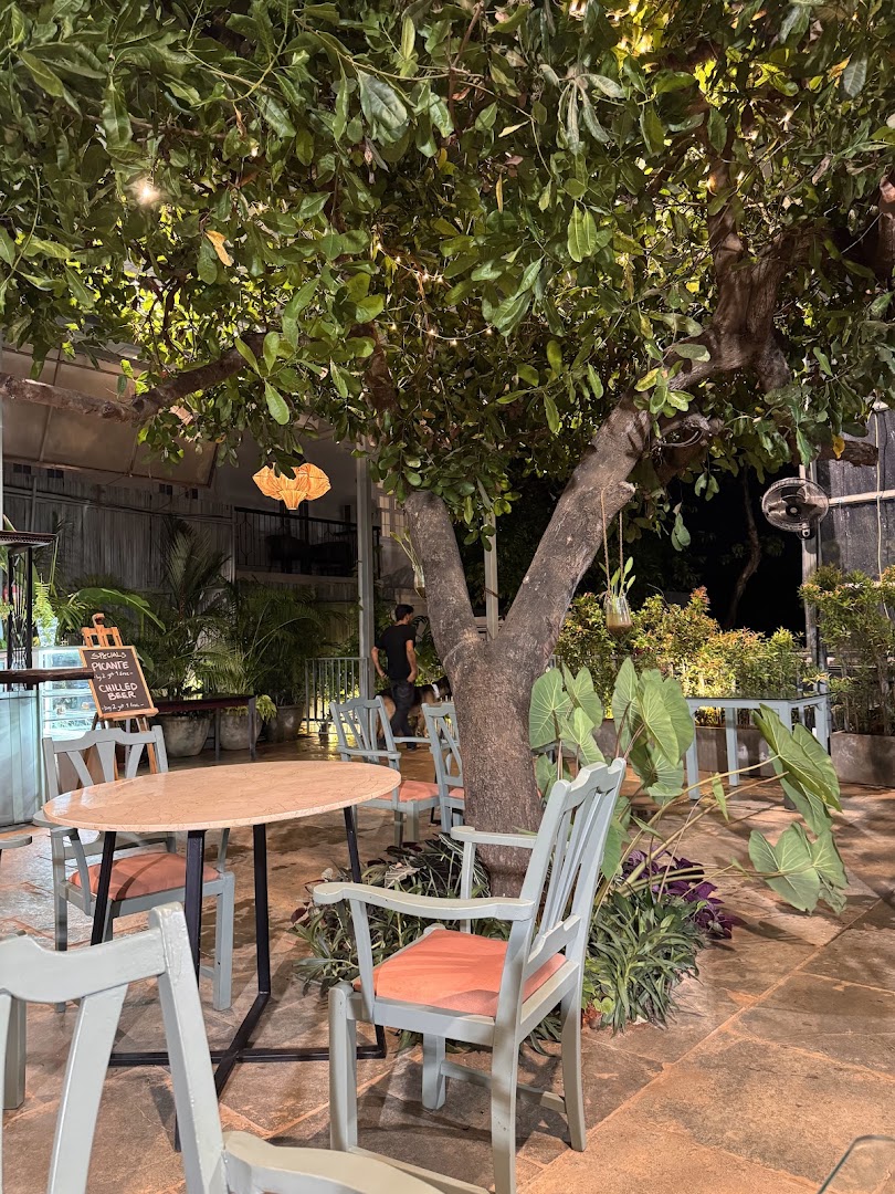 Sublime Courtside: inviting and atmospheric outdoor seating
