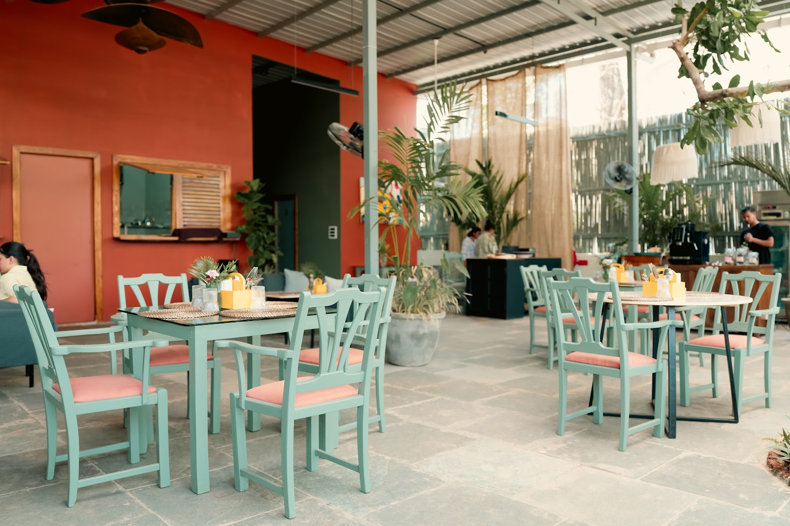 Sublime Courtside: inviting and professional venue atmosphere