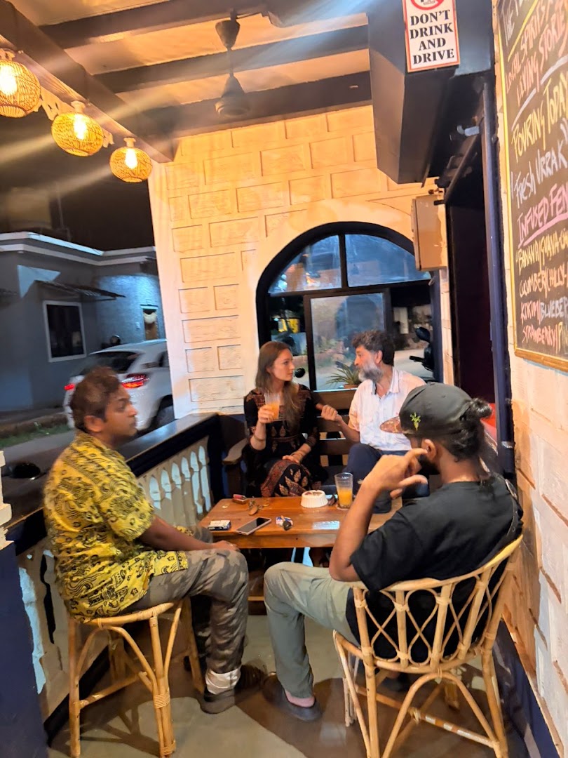 The Feni House and Taberna: atmosphere and happy guests