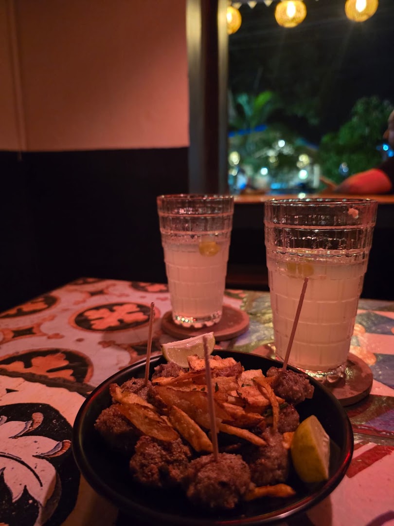The Feni House and Taberna: appetizing food and drink presentation