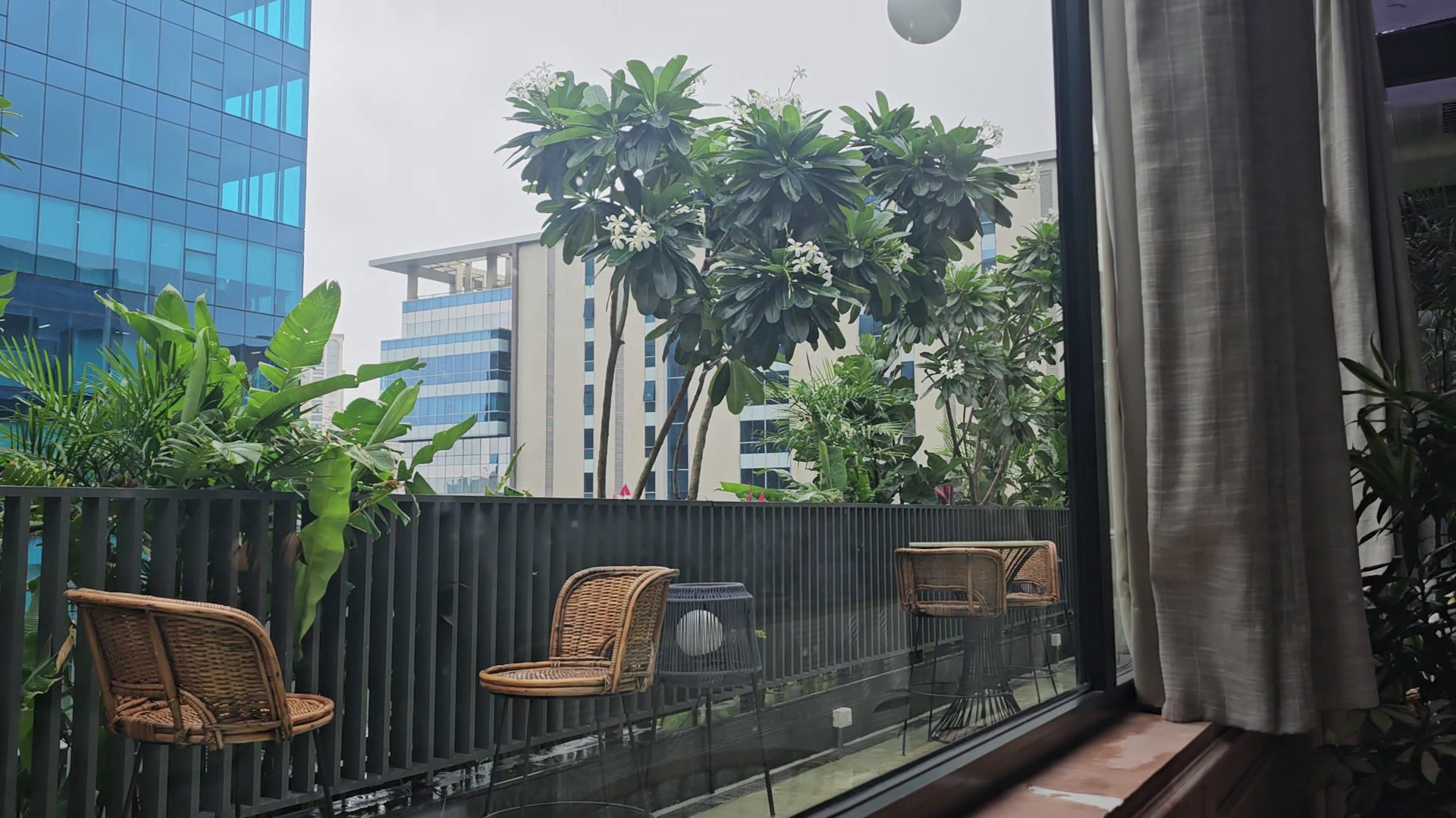 Akina: inviting restaurant terrace atmosphere