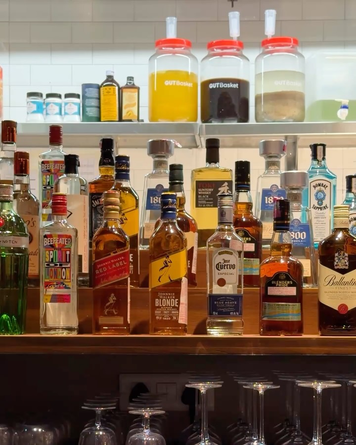 Bar Stormy: clear, professional bar shelf display
