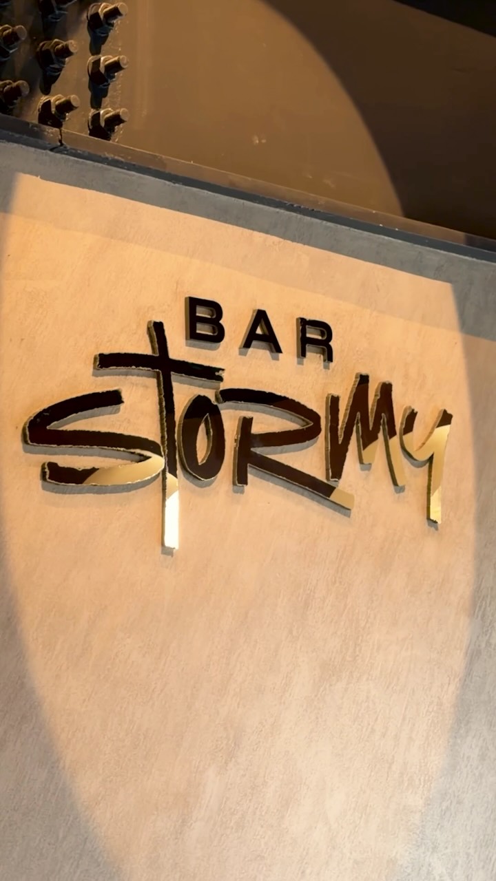 Bar Stormy: clear signage of the venue
