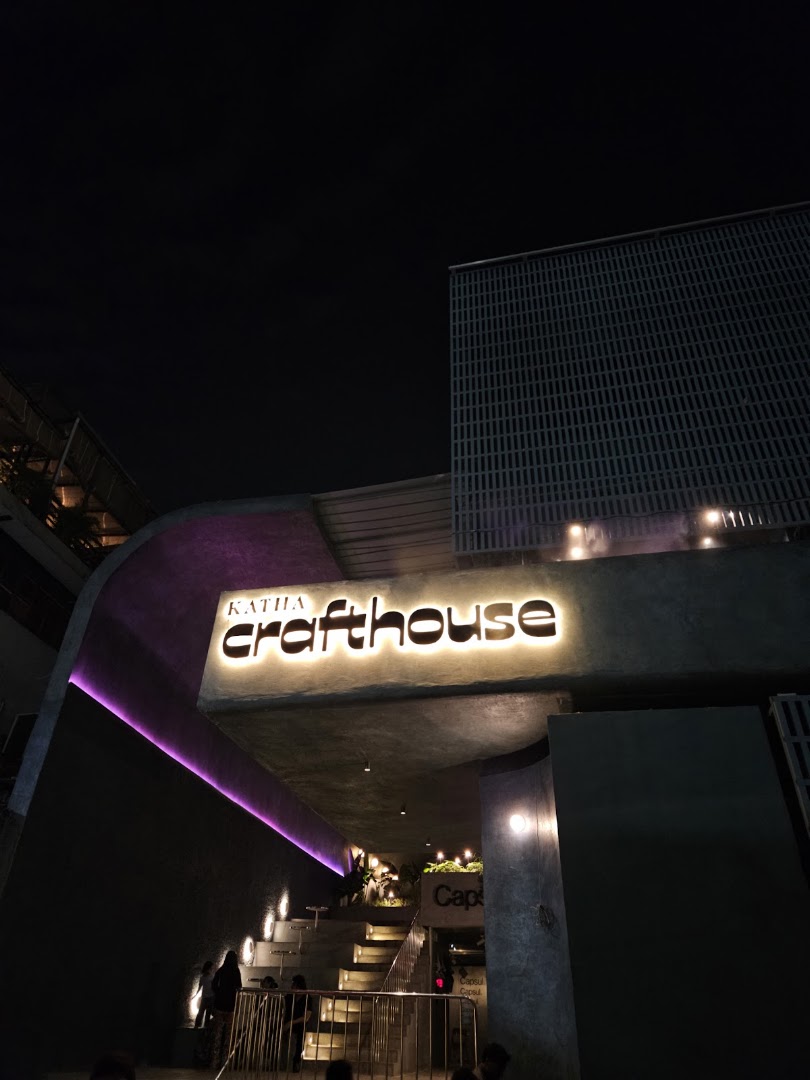 Katha Crafthouse: attractive night shot of exterior