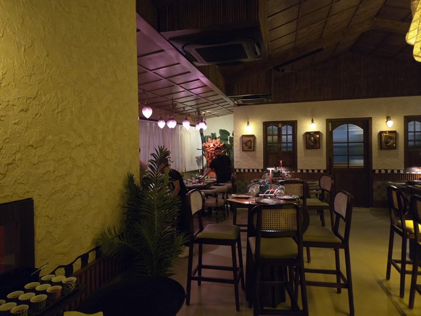 Lili: inviting restaurant interior atmosphere