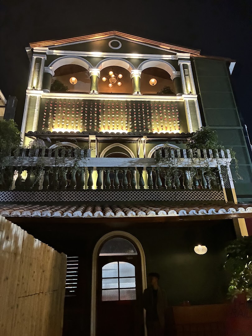Lili: attractive exterior night shot