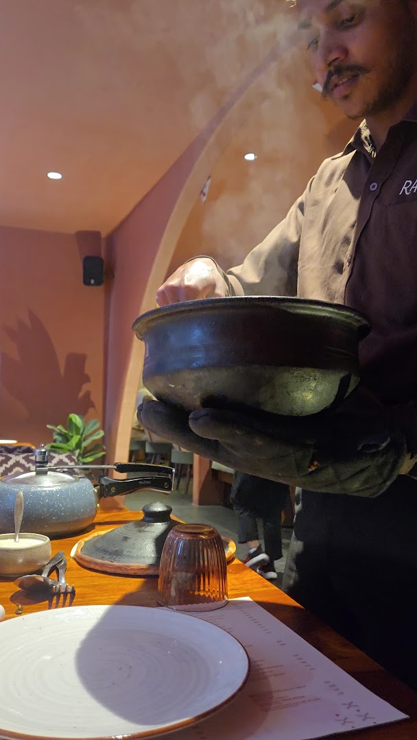 Ravoyi: professional service shot showing food