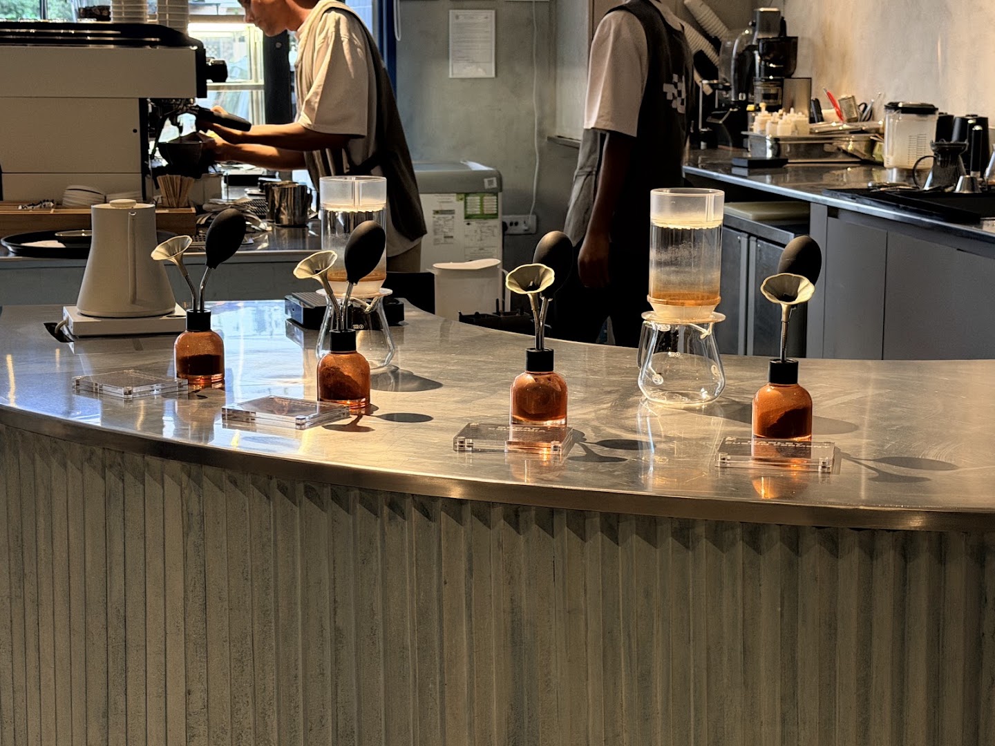 Sabhā Specialty Coffee: professional shot of coffee preparation