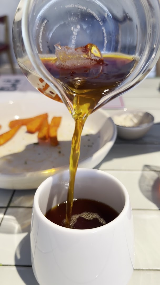 Sabhā Specialty Coffee: appealing high-quality coffee pour shot