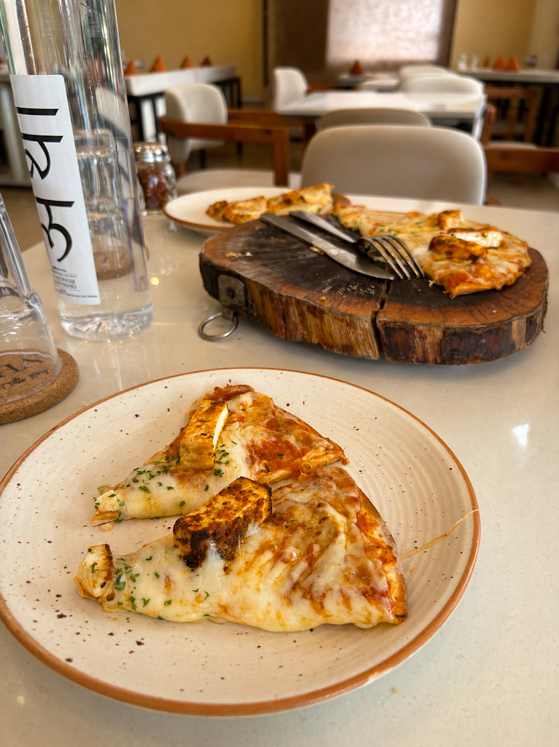 Atha: appetizing food photo in restaurant