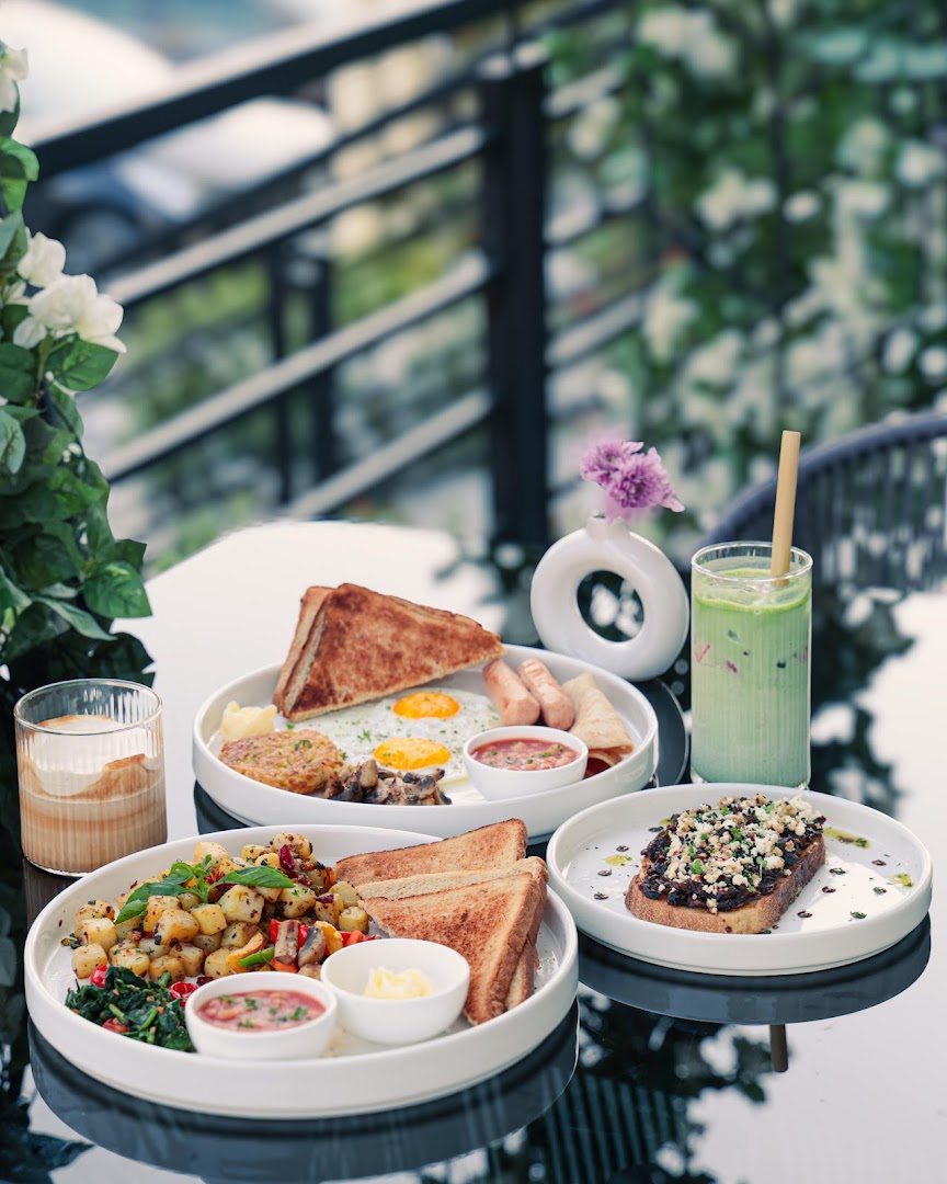CAVA: appetizing, high-quality breakfast food photography
