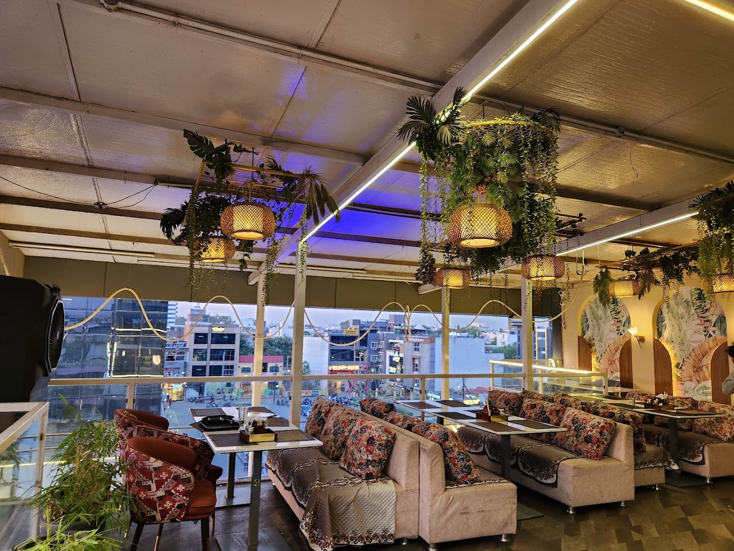 De L'amour: attractive bar interior atmosphere