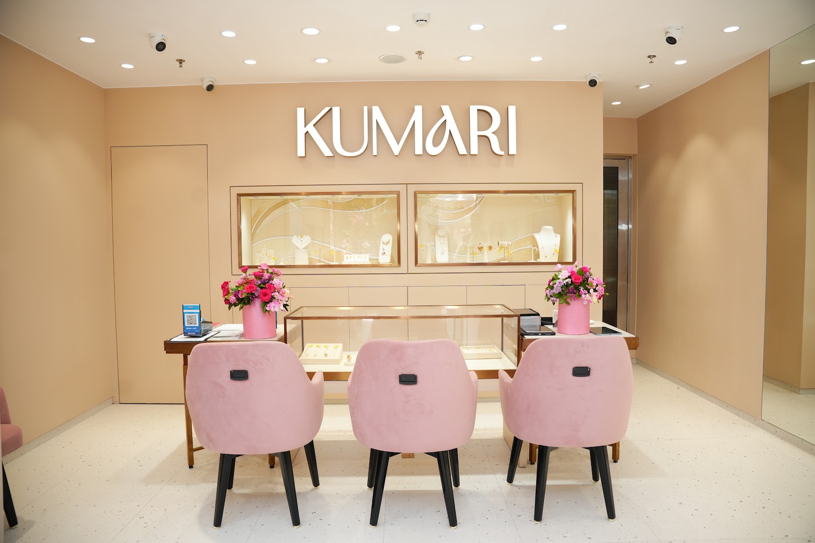 Kumari Fine Jewellery: professional, clean, and inviting interior