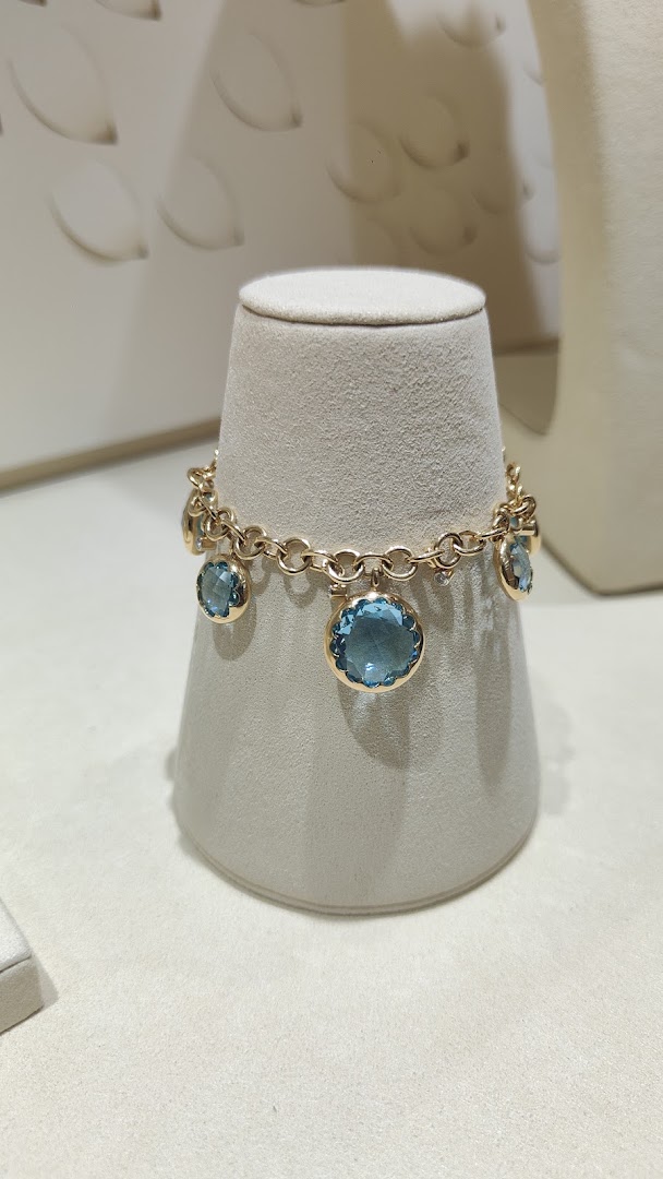 Kumari Fine Jewellery: clear product display photo