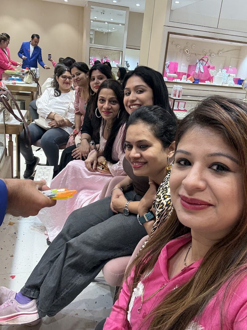 Kumari Fine Jewellery: customers enjoying the shop