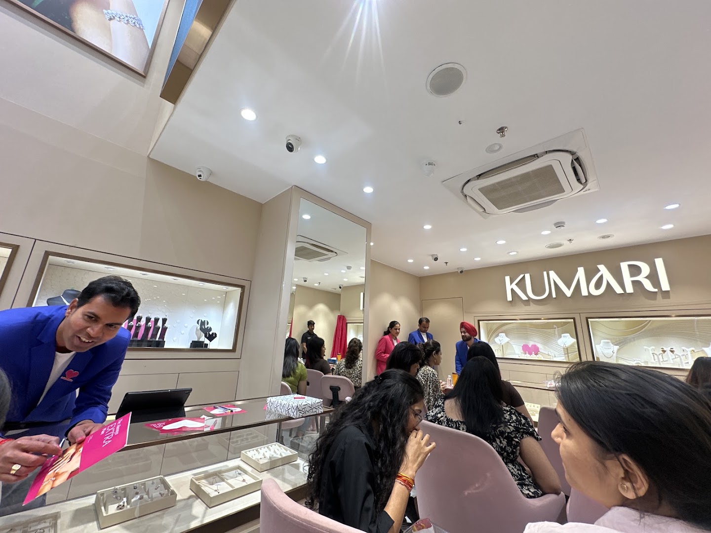 Kumari Fine Jewellery: shop interior and atmosphere