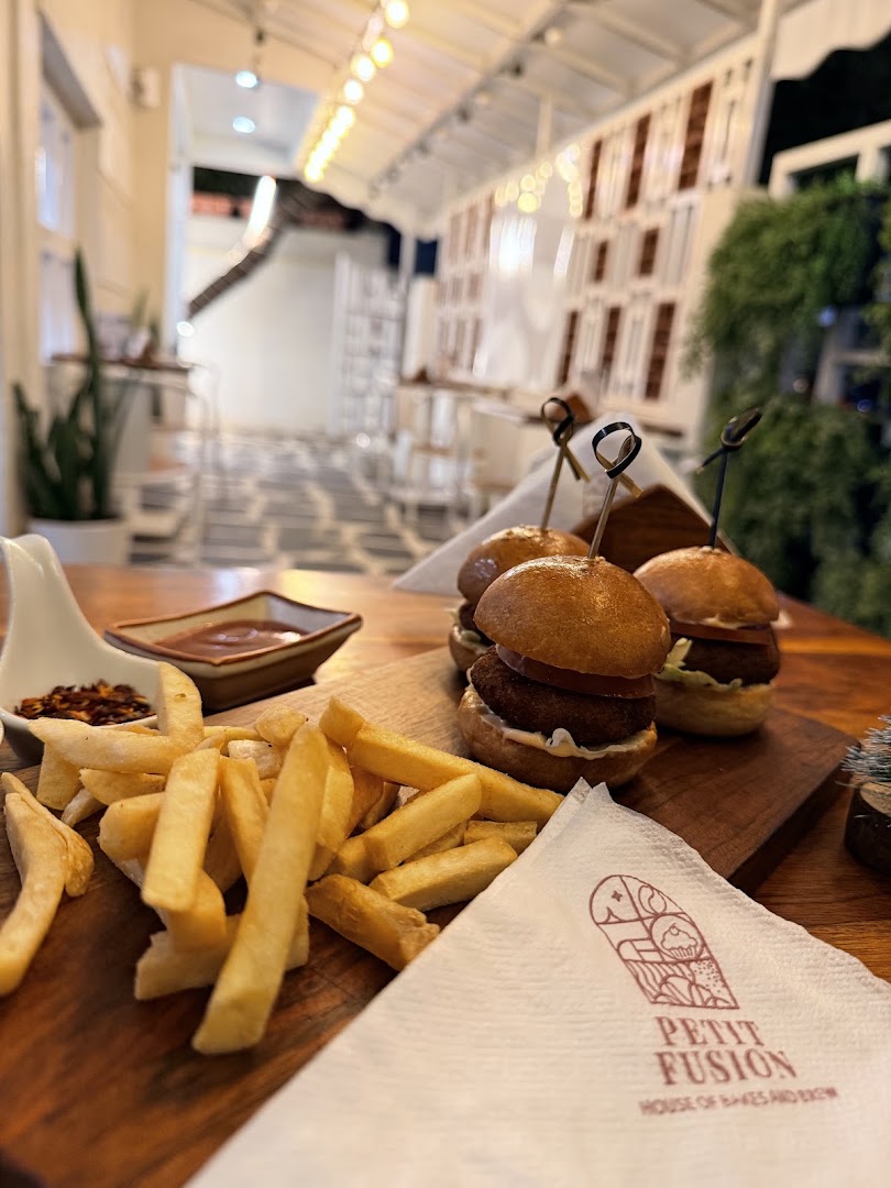 Petit Fusion: appetizing food in venue setting