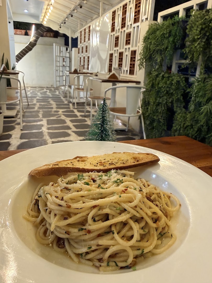 Petit Fusion: appetizing food photo with atmosphere