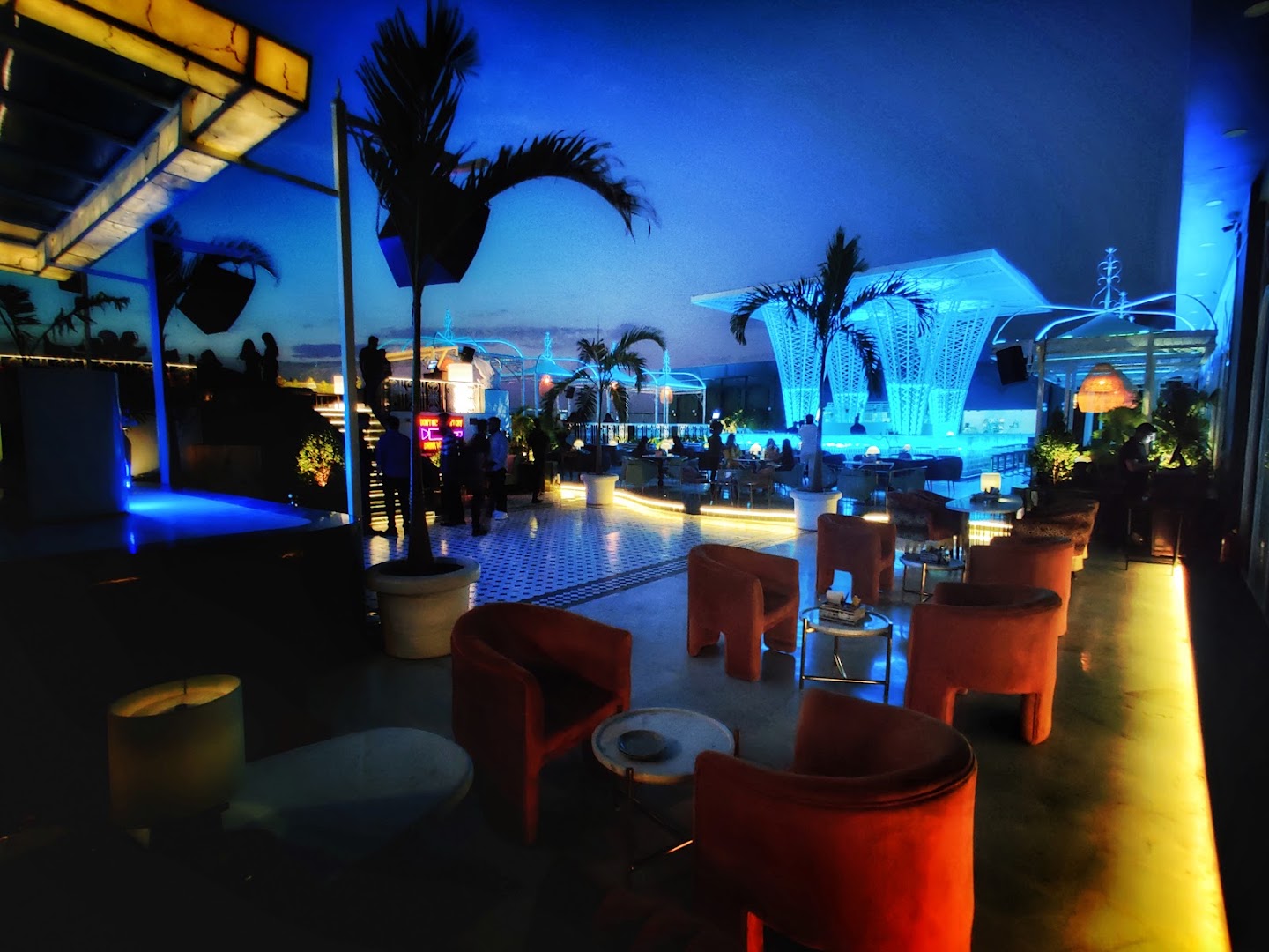 Skyhouse Cocktail Garden: attractive atmosphere and venue view
