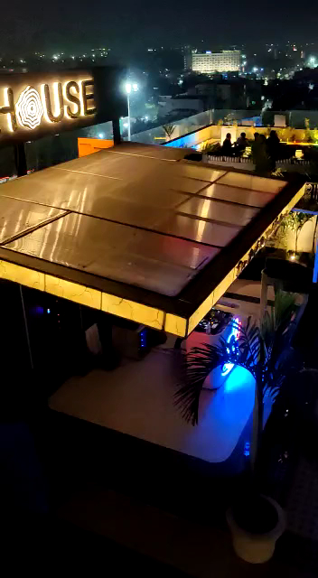 Skyhouse Cocktail Garden: attractive rooftop bar atmosphere
