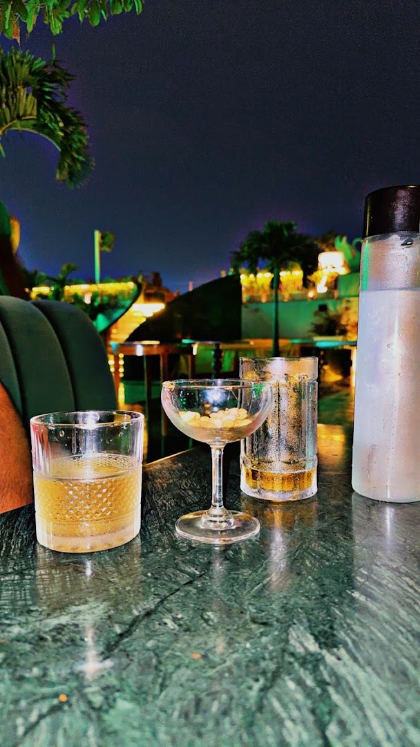 Skyhouse Cocktail Garden: atmospheric shot of bar drinks