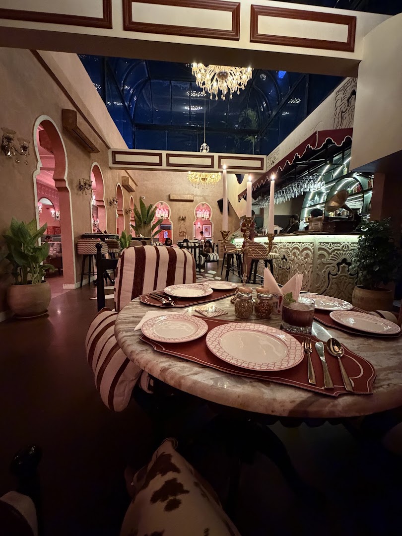 Amano: attractive interior and table setting