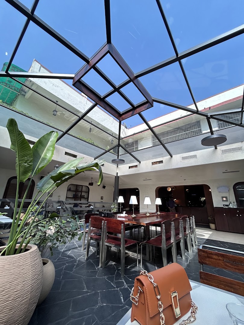 Sardar-Ji-Bakhsh Coffee: attractive, well-lit venue interior